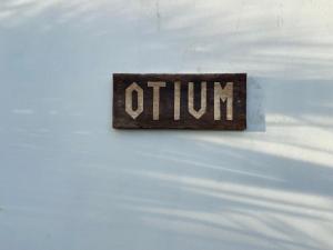 En logo, et sertifikat eller et firmaskilt på Otium