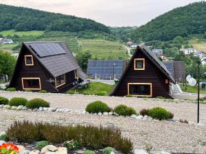 ein Haus mit Sonnenkollektoren darüber in der Unterkunft Wzgórze w Cieniu Lasu in Łukowica