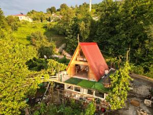 una vista aérea de una casa con techo rojo en Neyla Suit Bungalow, en Arhavi