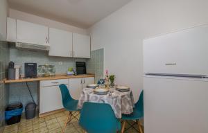 Η κουζίνα ή μικρή κουζίνα στο Apartments Bahar Krk