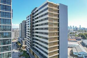 eine Aussicht auf ein Hochhaus in einer Stadt in der Unterkunft Luxurious 2 Bed City Scape Retreat with Rooftop in Brisbane