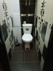 a bathroom with a toilet in a small room at Уютная 2х комнатная квартира 40 лет in Pavlohrad