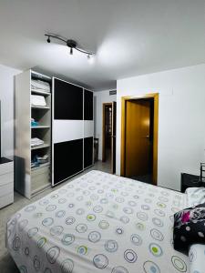 - une chambre avec un grand lit et un placard dans l'établissement Ático dúplex con magnificas vistas, à Ulldecona