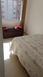 a bedroom with a bed and a window at Apto Cenário de Montanha in Araras Petropolis +10 photos