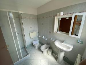 Serravalle SesiaにあるATLASのバスルーム(トイレ、洗面台、シャワー付)