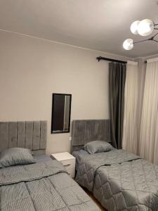 מיטה או מיטות בחדר ב-Hotel Apartment With Great Nile View