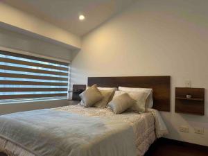 um quarto com uma cama grande e uma janela em Casa Niza em Bogotá