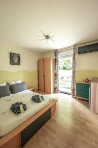 1 dormitorio con 1 cama grande y ventilador de techo en Au jardin des gallinettes location villa piscine privée Carcassonne, en Alairac