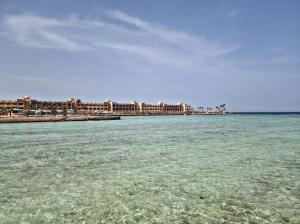 uma grande massa de água com edifícios ao fundo em Scandic Resort Hurghada em Hurghada