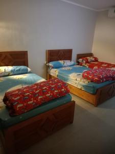 Duas camas individuais num quarto em Scandic Resort Hurghada em Hurghada