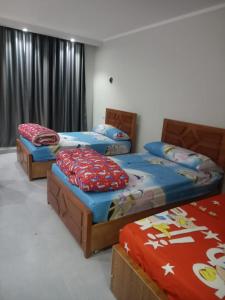 3 camas individuales en una habitación con faldas en Scandic Resort Hurghada, en Hurghada