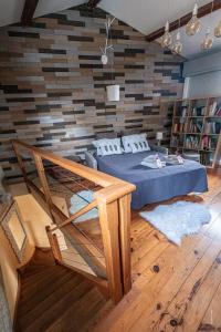 1 dormitorio con 1 cama y pared de madera en Au jardin des gallinettes location villa piscine privée Carcassonne, en Alairac