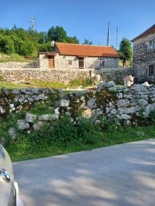 uma parede de pedra em frente a uma casa em Stone house em Cetinje