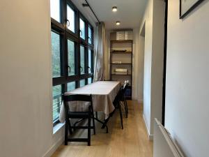 d'une salle à manger avec une table et une fenêtre. dans l'établissement appartement au calme avec vue sur parc, proche de Paris, à Stains