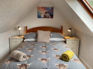 Un dormitorio con una cama con pájaros. en 6 Calbost en Calbost