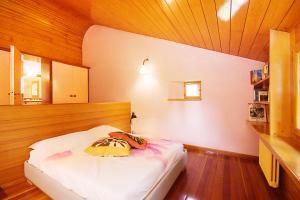 una camera con letto e soffitto in legno di Villa di design con grande parco a Treviso