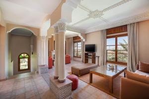 een woonkamer met een bank en een tafel bij Domaine Abiad in Marrakesh