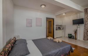 Un dormitorio con una cama con un osito de peluche. en Apartments Bahar Krk, en Krk