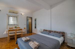 1 dormitorio con 2 camas y toallas. en Apartments Bahar Krk, en Krk