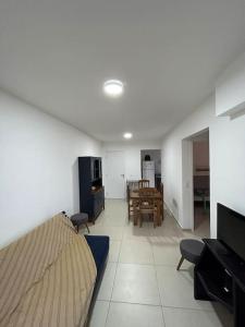 a living room with a couch and a table at Apto Cenário de Montanha in Araras Petropolis