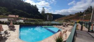 a swimming pool with a view of a mountain at Apto Cenário de Montanha in Araras Petropolis