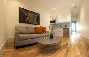 ein Wohnzimmer mit Sofa und Tisch in der Unterkunft The Thomas Hotel - Premium Suite in Tyler