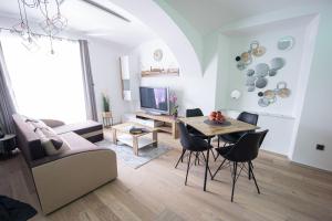 sala de estar con mesa, sillas y sofá en Apartment MaRI&BoR, en Maribor