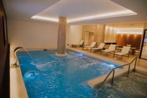 a large swimming pool in a hotel room at Hotel Dos Reyes in Mar del Plata