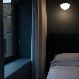 Postel nebo postele na pokoji v ubytování The Thomas Hotel - Premium Square View Suite