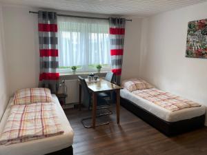 Postel nebo postele na pokoji v ubytování FERIENWOHNUNG AM BERG + 4 fotografie
