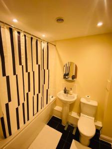 Bathroom sa Beautiful and Modern 2 bedroom flat in Colindale