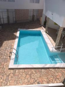 una gran piscina de agua azul en un patio en Flat à beira mar! en Marechal Deodoro