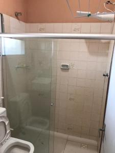 a bathroom with a shower and a toilet at Flat à beira mar! in Marechal Deodoro