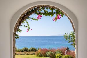 un arco con vistas al océano en Santa Marina, A Luxury Collection Resort, Mykonos, en Ornos