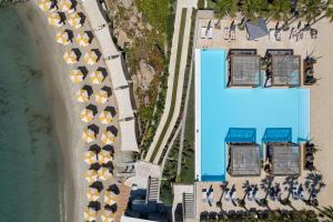 - une vue de tête sur un bâtiment à côté de l'océan dans l'établissement Santa Marina, A Luxury Collection Resort, Mykonos, à Ornos