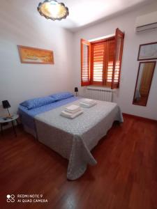 1 dormitorio con 1 cama con 2 toallas en TERRAZZA GRANDE, en Librizzi