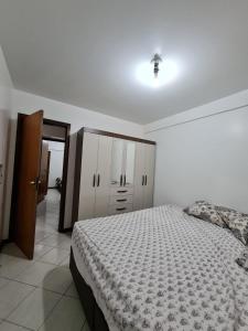 Katil atau katil-katil dalam bilik di Apartamento com mobília nova 101! +5 gambar