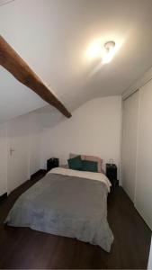 ein Schlafzimmer mit einem großen Bett in einem Zimmer in der Unterkunft Charme & Tranquilité au centre de Malesherbes-2P 