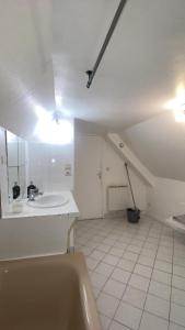 uma casa de banho com um lavatório e uma banheira em Charme & Tranquilité au centre de Malesherbes-2P 