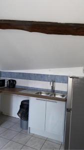 A cozinha ou cozinha compacta de Charme & Tranquilité au centre de Malesherbes-2P