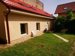 una casa con un patio de césped al lado de un edificio en Apartment MaRI&BoR en Maribor