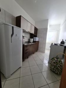 Dapur atau dapur kecil di Apartamento com mobília nova 101!