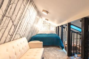 um quarto com uma cama e um sofá num quarto em THE SHORELINE CABIN em Kodiak