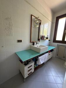 y baño con lavabo y espejo. en Aden b&b en Casa Calari