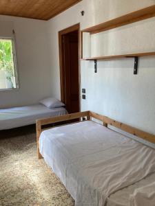 - une chambre avec 2 lits superposés et une fenêtre dans l'établissement Chalet Vacacional Riumar I, à Deltebre