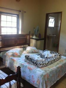 1 dormitorio con 2 camas y ventana en Pousada Ciclo do Ouro, en Ouro Preto