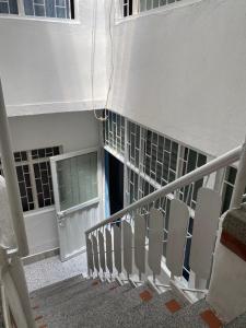 a stairway leading to a door in a building at Alojamiento Central Ibagué - Parqueadero Moto in Ibagué