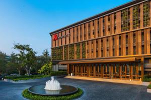um edifício com uma fonte em frente em Hua Hin Marriott Resort and Spa em Hua Hin