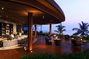 ein Restaurant am Strand mit Stühlen und einer Bar in der Unterkunft Hua Hin Marriott Resort and Spa in Hua Hin