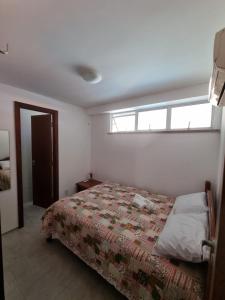- une chambre avec un lit et une fenêtre dans l'établissement Porto das dunas - Apt pé na areia ao lado do Beach Park, à Aquiraz